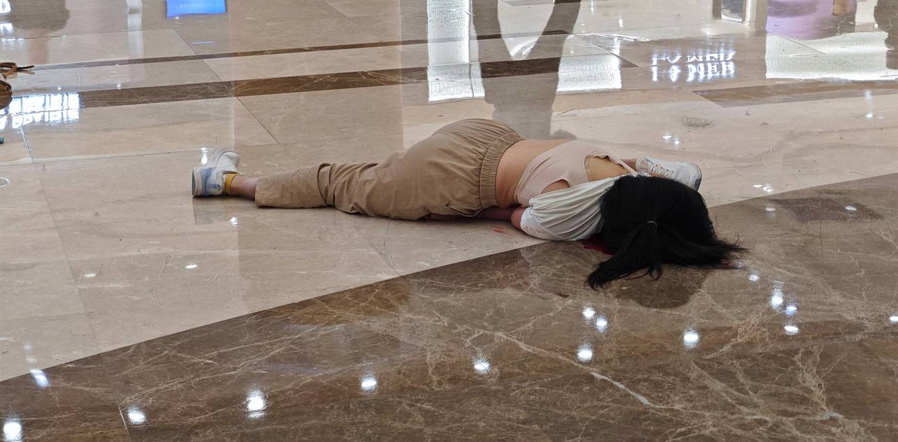 嘉兴八佰伴商场惊现惨剧 女子坠楼双腿摔变形血流满地 网传高三生争吵or分手轻生 现场完整版视频曝光！ - 51吃瓜网-51吃瓜网