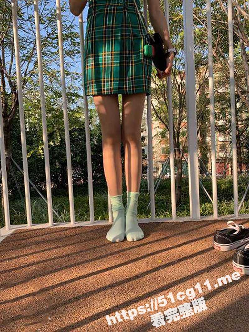 海角兄妹乱伦 狂人热销新作！妹妹在洗澡我直闯卫生间 掏出18CM的长屌按马桶上狂操两炮！ - 51吃瓜网-51吃瓜网