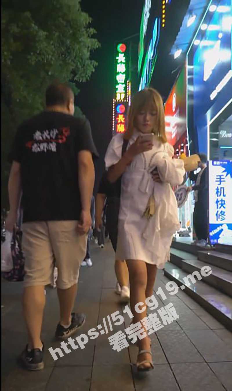 大神偷拍抄底意外收获 骚逼竟然刚被内射过 挂着精液不穿内裤就出门 主打的就是一个反差! - 51吃瓜网-51吃瓜网