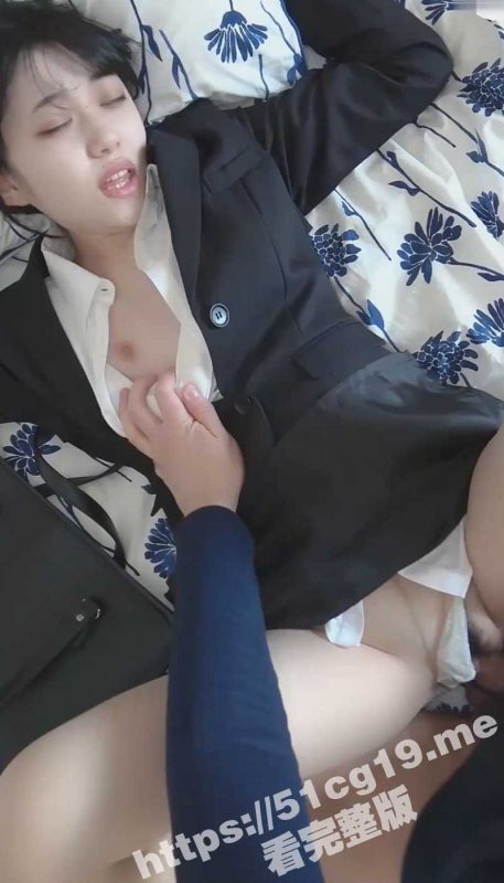 骚货女友下班回来ol服还没脱直接拉过来插 女友被插得淫声四起表情享受 浓浓的精液发射进嫩穴-51吃瓜网