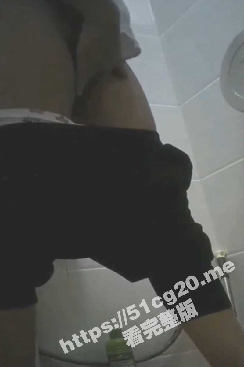 厕所偷拍反差少女饥渴难耐 偷偷跑到厕所扣逼自慰 靠在墙上仰头疯狂扣逼 看起来很享受! - 51吃瓜网-51吃瓜网