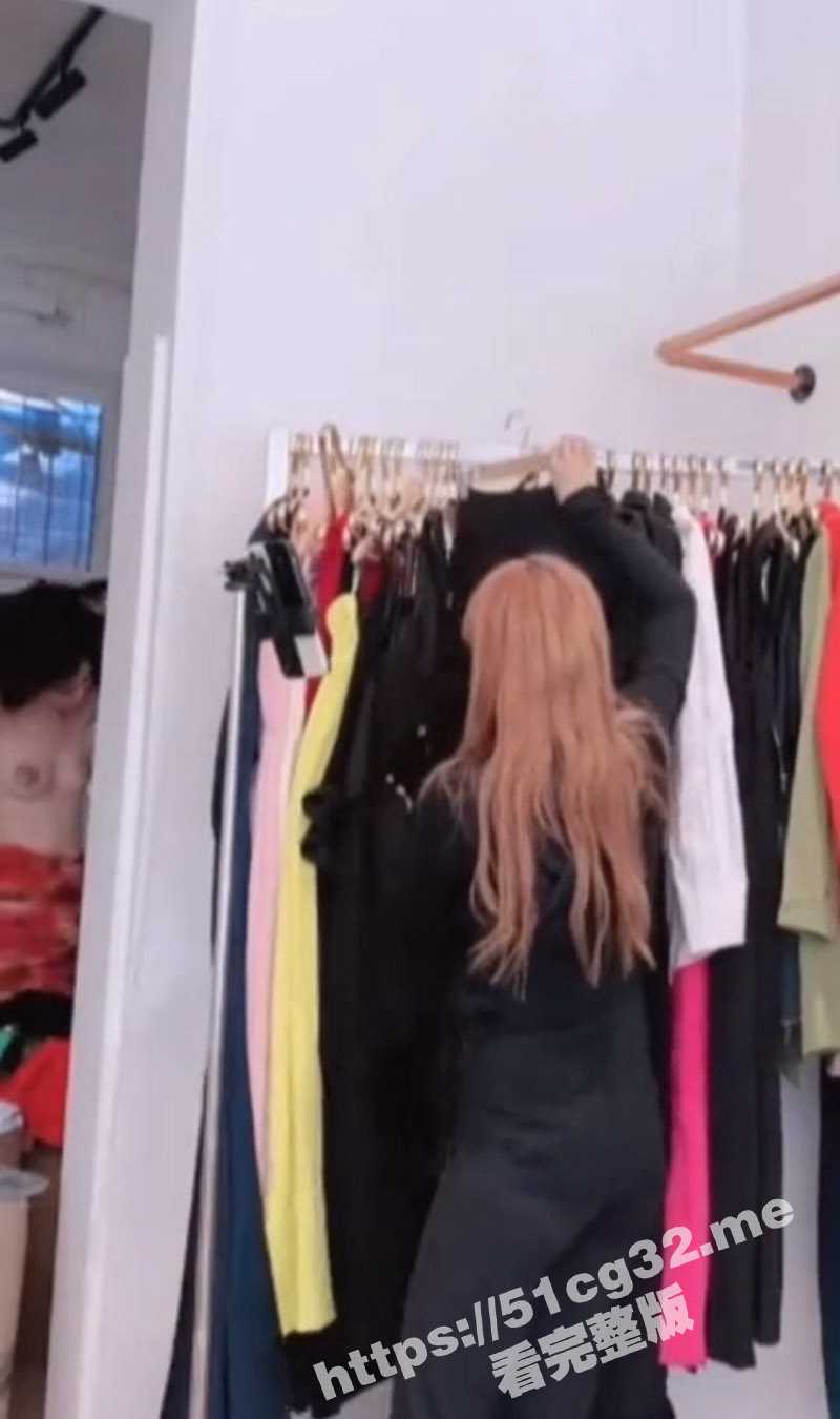 醉翁之意不在酒！女主播直播带货换衣露奶子吸引流量 流量密码算是玩明白了 - 51吃瓜网-51吃瓜网