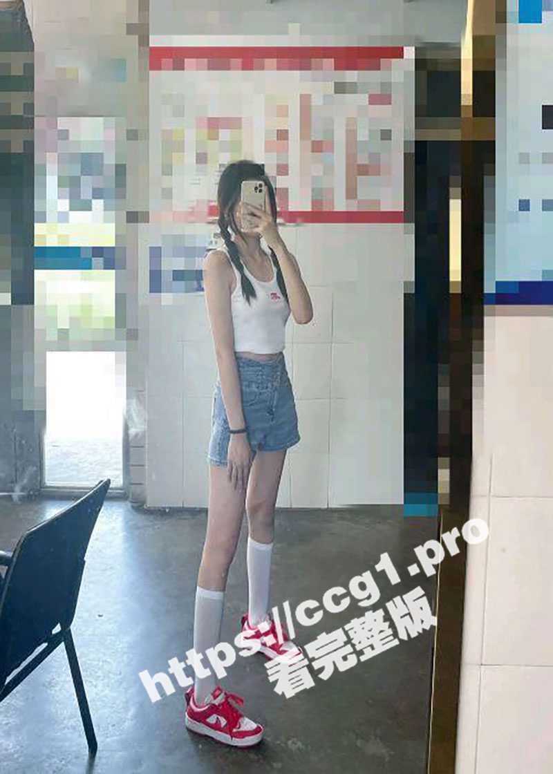 乱伦大神和亲妹妹 妹妹在阳台打电话强制按在地板上操 床上拽着头发深顶插入粉嫩小穴 - 51吃瓜网-51吃瓜网