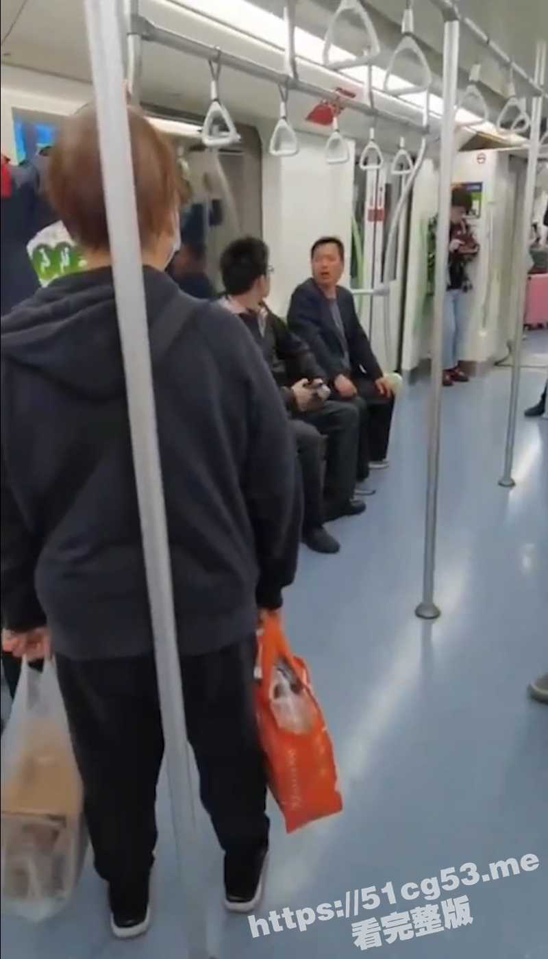 4月14日上海地铁 男子与大爷发生争执 秒变 地铁拳王 一套动作下来大爷根本不敢动！ - 51吃瓜网-51吃瓜网