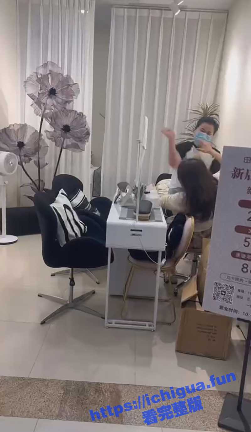 捉小三现场！美甲店老板娘偷情闺蜜老公被找上门 直接在商场大打出手！ - 51吃瓜网-51吃瓜网
