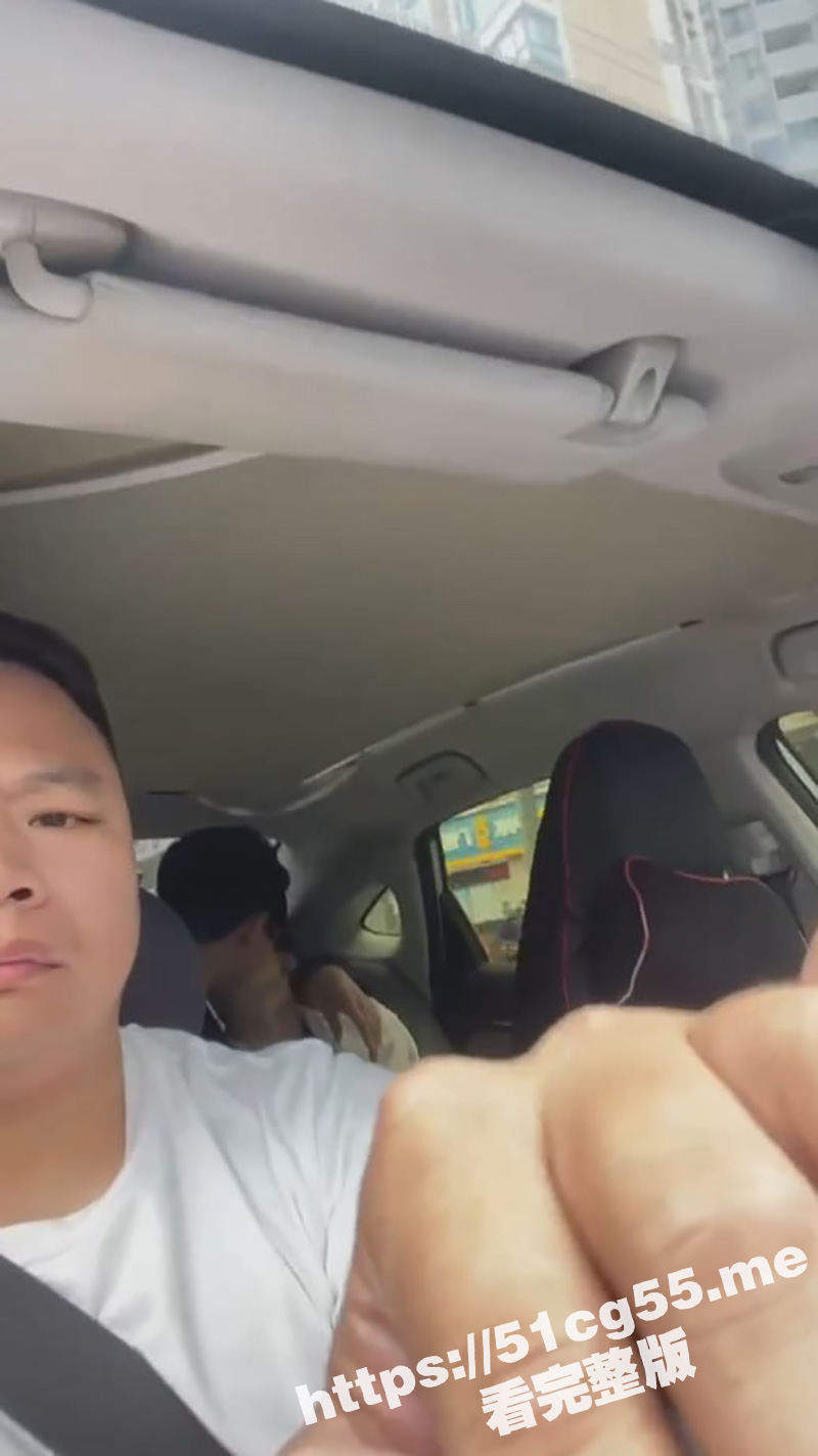 小情侣网约车上发情 直接接吻摸奶扣逼 把司机都整无语了！ - 51吃瓜网-51吃瓜网