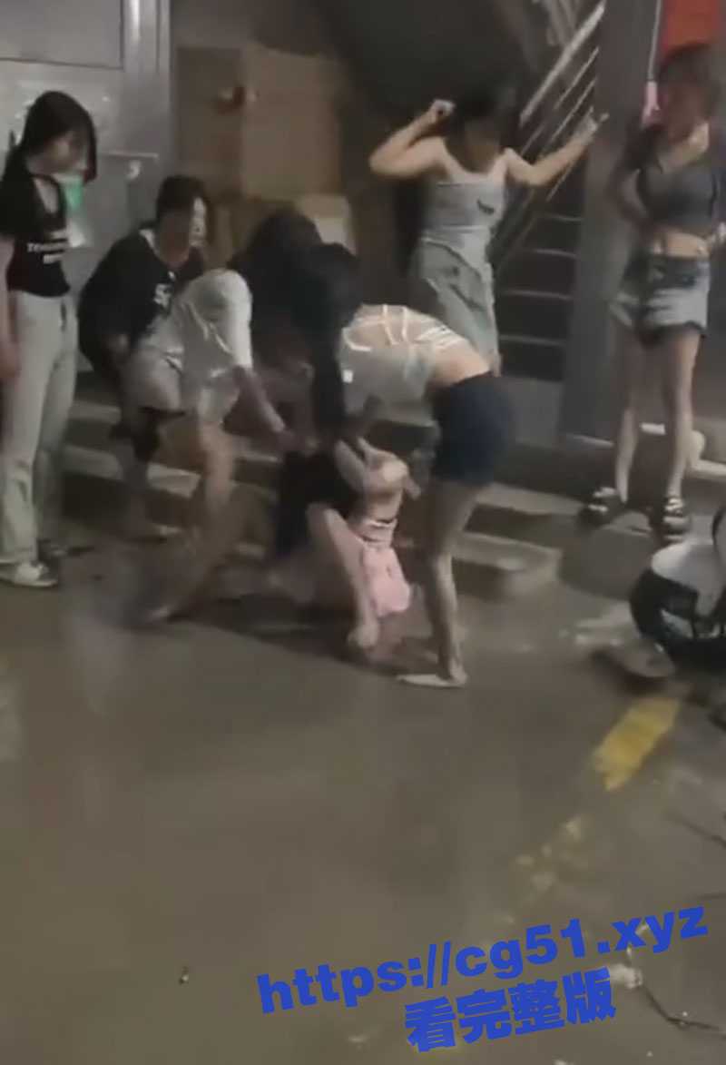 精神小妹干架现场！招招狠辣不输男人 场面一度非常混乱 分不清是谁在打谁！ - 51吃瓜网-51吃瓜网