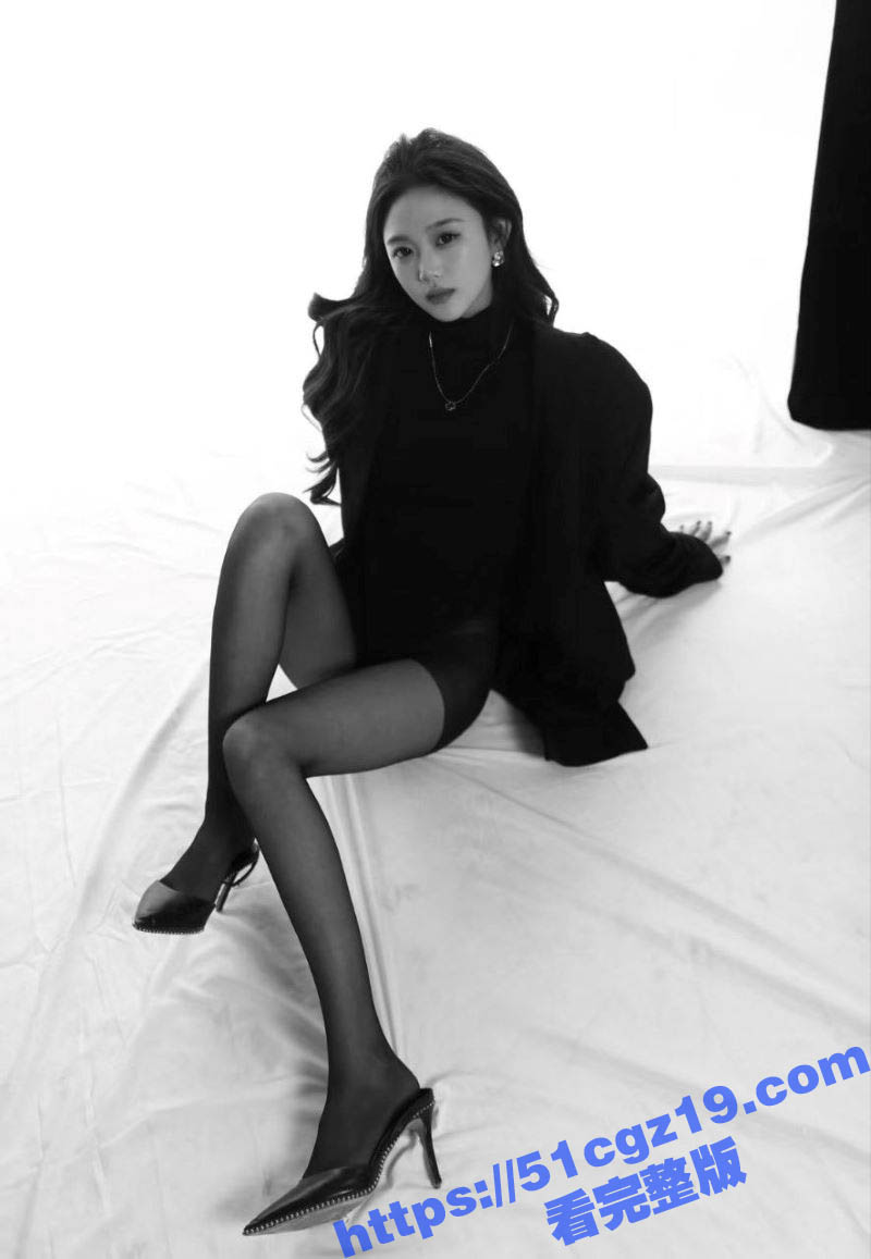 深圳车展00后嫩模 尹S 定制SM调教视频 强迫粉丝男奴舔脚舔逼 鞭打玩弄反差感极强！ - 51吃瓜网-51吃瓜网