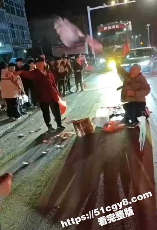 安徽男子突发精神病 当街撒现金几十万 现场视频曝出！-51吃瓜网