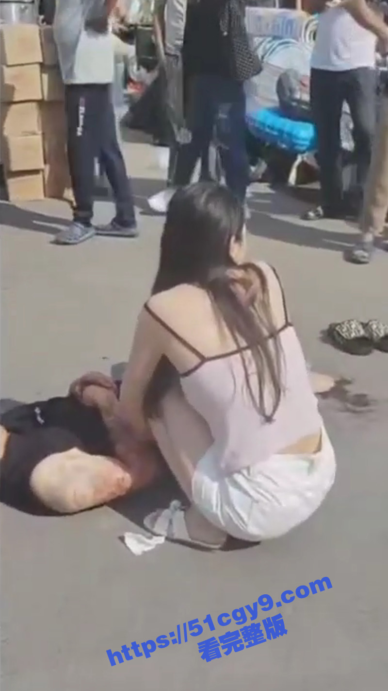 玛莎拉蒂车主一VS七 被打的血肉模糊倒地不起 蓝色不死鸟也有折翼之时！ - 51吃瓜网-51吃瓜网