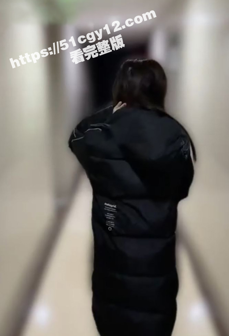 绿帽大神 克莱因 与爱妻首次尝试人前露出 楼道里无套做爱 双视角调教视频流出！ - 51吃瓜网-51吃瓜网