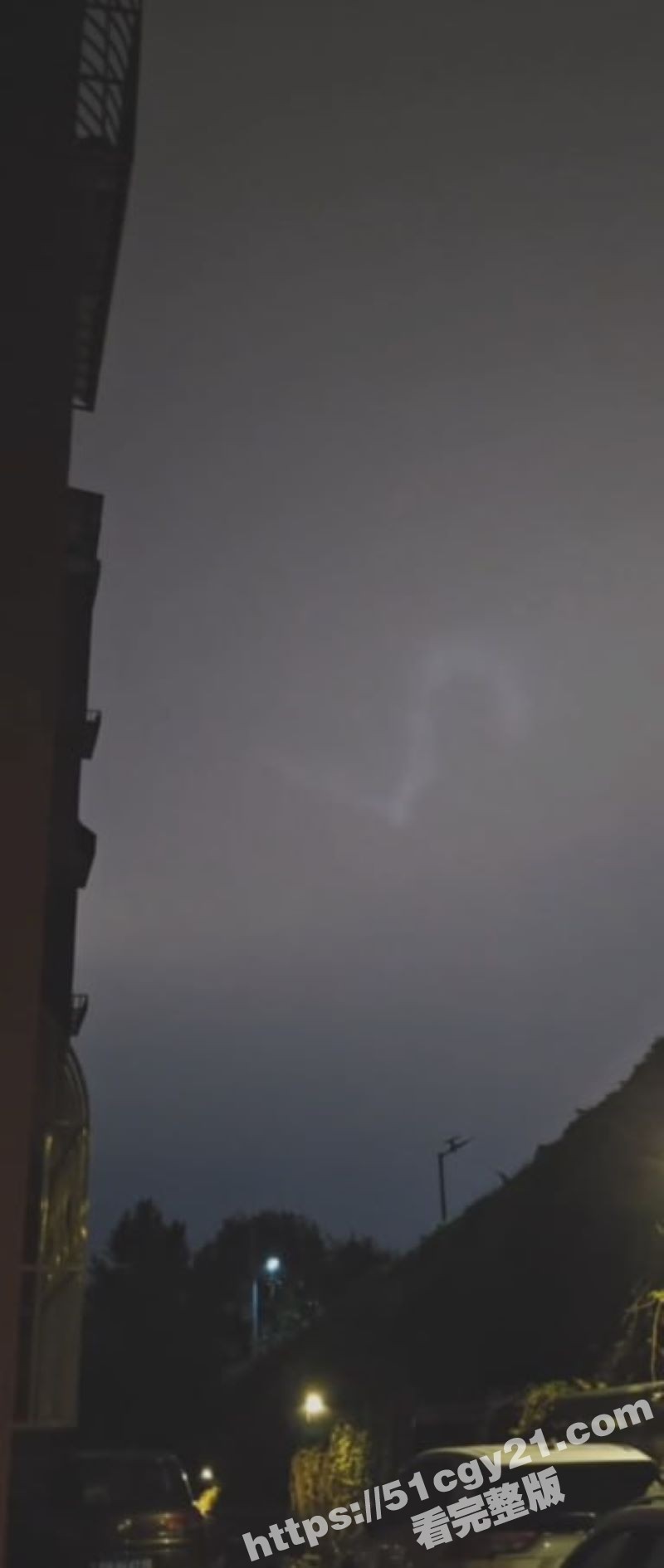 大连夜空惊现UFO!一排发光物体盘旋变形 诡异又震撼!究竟是外星人还是黑科技? - 51吃瓜网-51吃瓜网