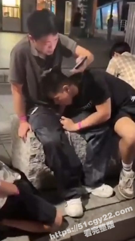 广州炸裂夜生活！PARK酒吧门口 惊现三男口交互吃 大尺度画面全网疯传 这是GAY圈狂欢大聚会吗？-51吃瓜网