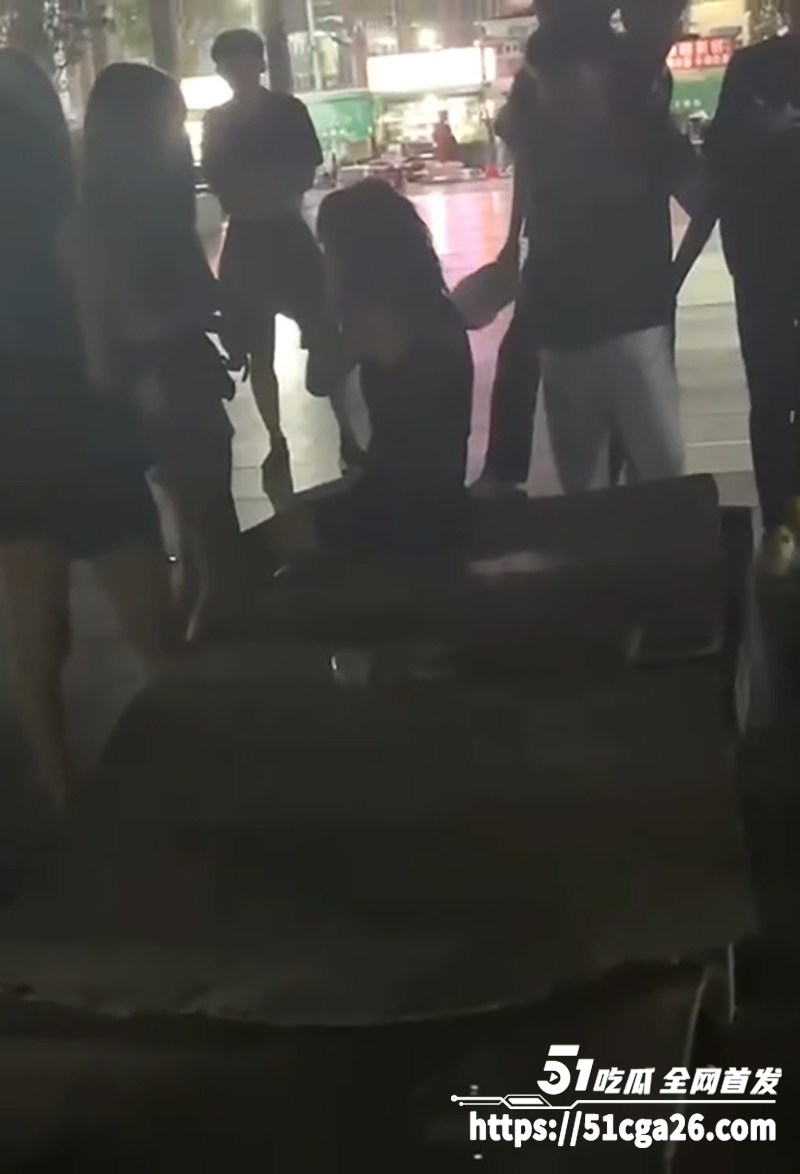 河南通许恶性霸凌事件 俩精神小妹当街暴打女孩 拳打脚踢扒衣羞辱 手段极其恶劣! - 51吃瓜网-51吃瓜网