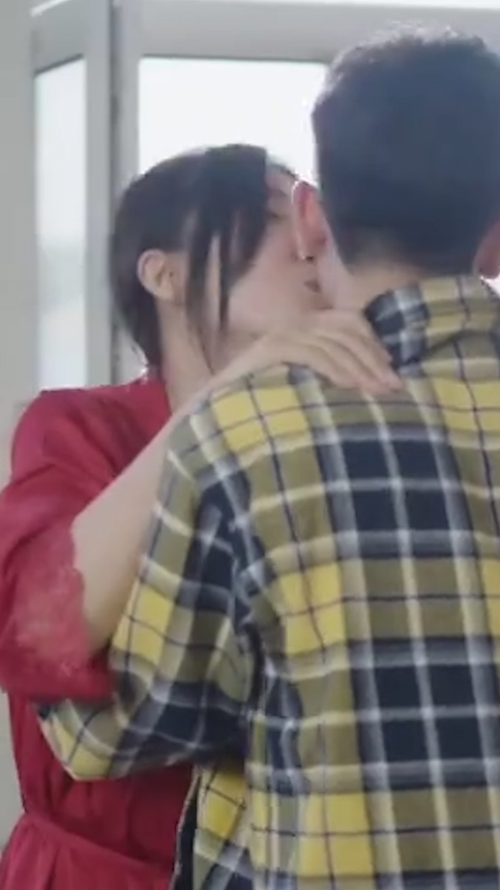 擦边短剧《神医小师弟》将死之人都能被他从鬼门关拉回来 下山放着4位美女千金不娶专霍霍3位绝世师姐! - 51吃瓜网-51吃瓜网