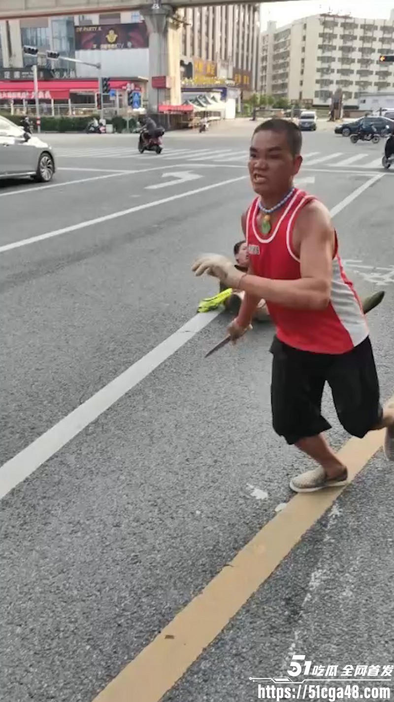 南宁街头惊现刀客 抢劫后持刀无差别捅人 面露凶狠见人就捅 围观群众惊恐报警 场面触目惊心！ - 51吃瓜网-51吃瓜网