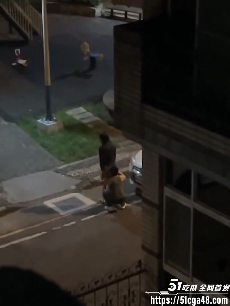 台湾小区楼下偷拍视频火爆网络 黑色大衣美女真空上阵 被男子当街舔臀 画面火爆至极！ - 51吃瓜网-51吃瓜网