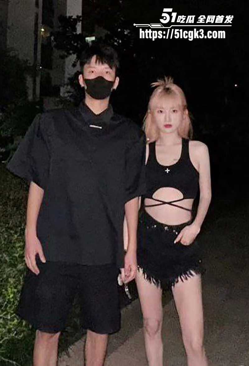 抖音650万粉丝夫妻档网红 狗子与我 早年不雅视频全网疯求 大奶母狗下海捞金 露脸舔屌骚态尽显！ - 51吃瓜网-51吃瓜网