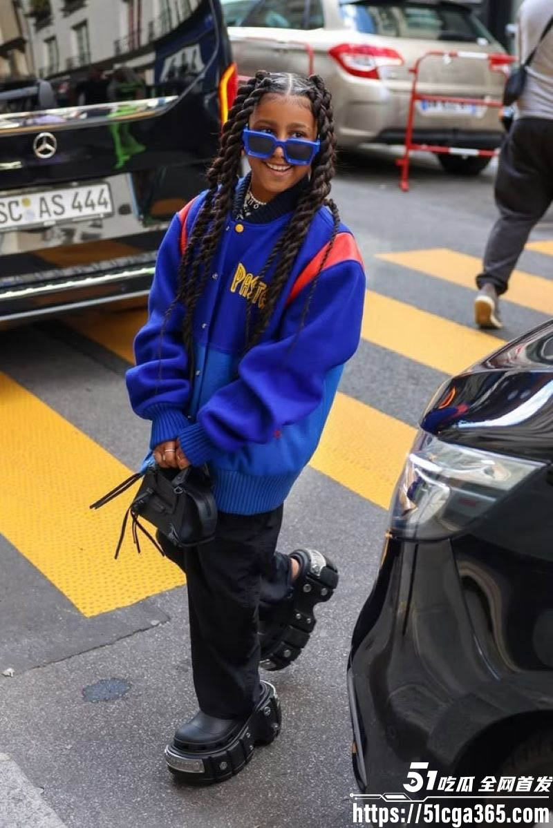 侃爷生日宴带12岁女儿参加人体宴盛会 并将女儿献给吹牛老爹 现场视频流出场面极度淫乱！ - 51吃瓜网-51吃瓜网