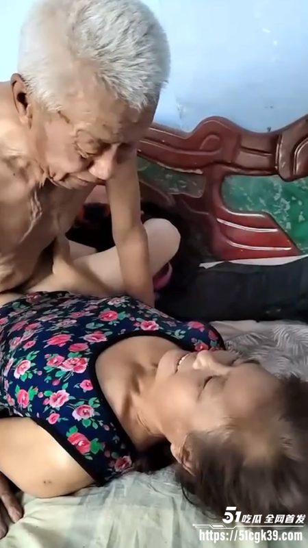 80岁大爷宝刀未老 活到老日到老 大爷身材虽瘦弱却热情不减 干的老伴在身下呻吟连连 ！-51吃瓜网