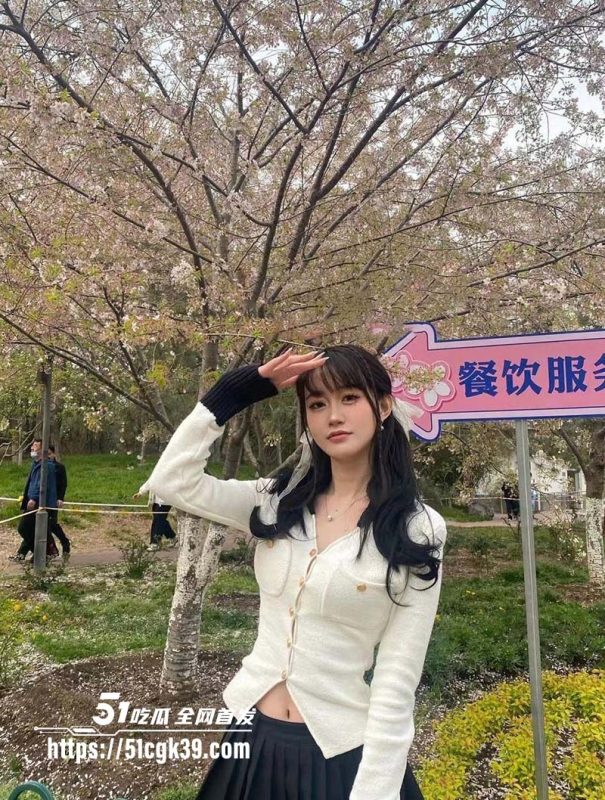 绿帽男曝清纯女大惊天黑料 每日口爆颜射吞精 笑容勾魂 浓浓的精液挂壁在脸上性感死了-51吃瓜网