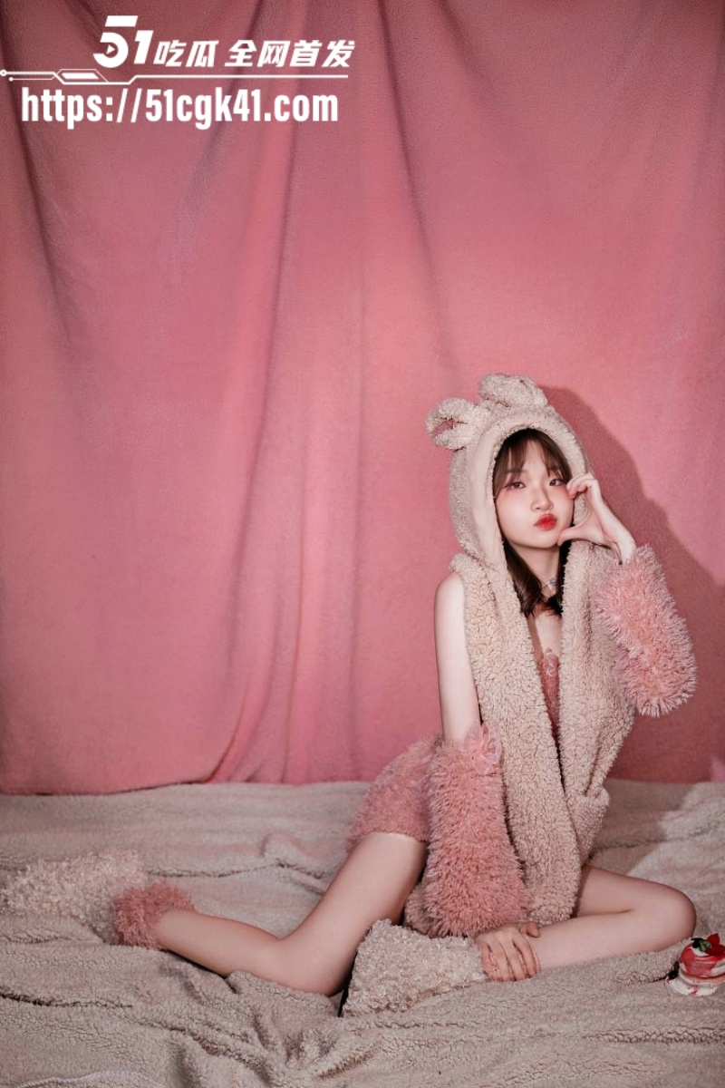 高颜值大学生被土豪包养视频曝光 湿滑舌头舔弄鸡吧 被操到翻白眼 高潮失神！ - 51吃瓜网-51吃瓜网