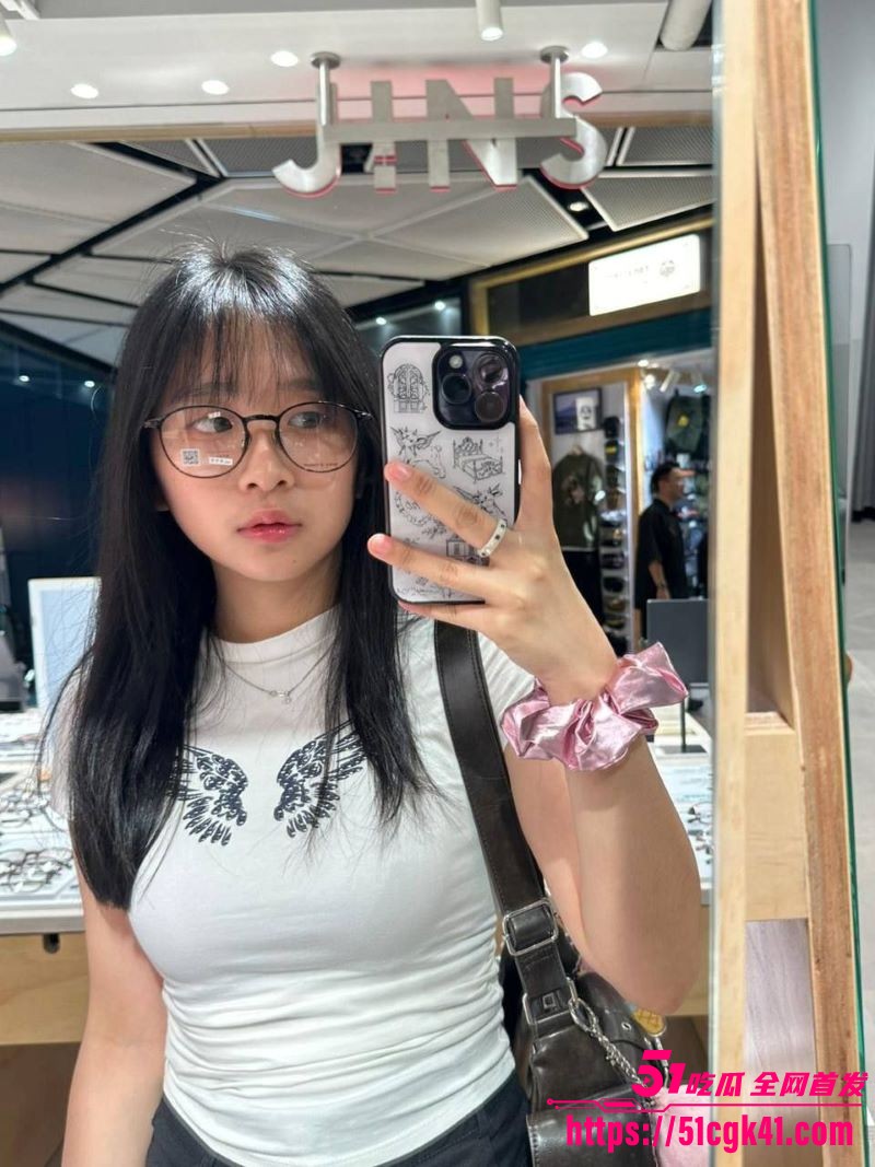 极品可爱学妹约炮学长视频泄密 樱唇裹住龟头吸吮啧啧声回荡 骑乘跨坐学长腰间 颠簸撞击啪啪作响！ - 51吃瓜网-51吃瓜网