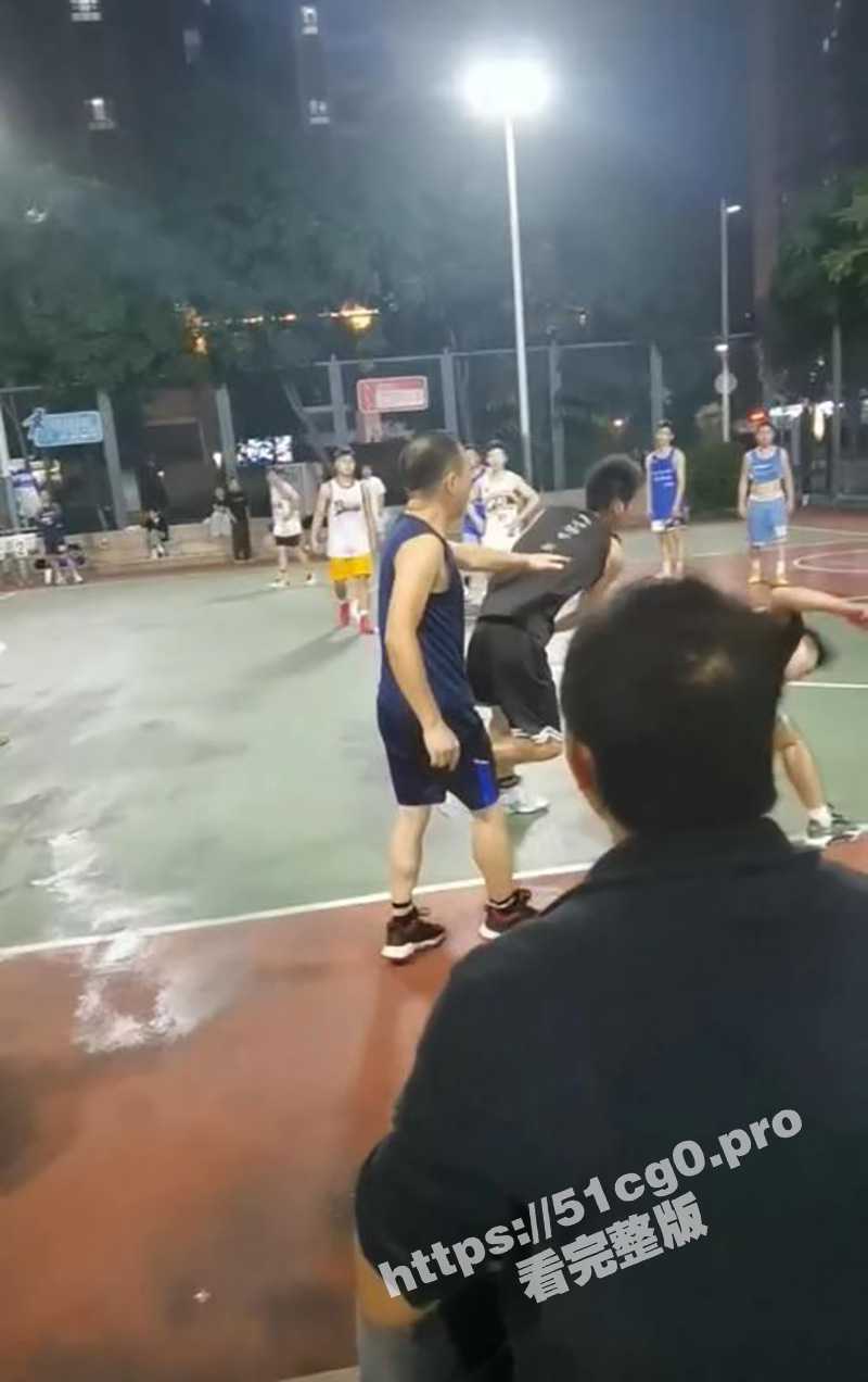一拳超人!深圳平湖篮球场 两男子发生肢体冲突 一男子被抱摔后倒地抽搐! - 51吃瓜网-51吃瓜网