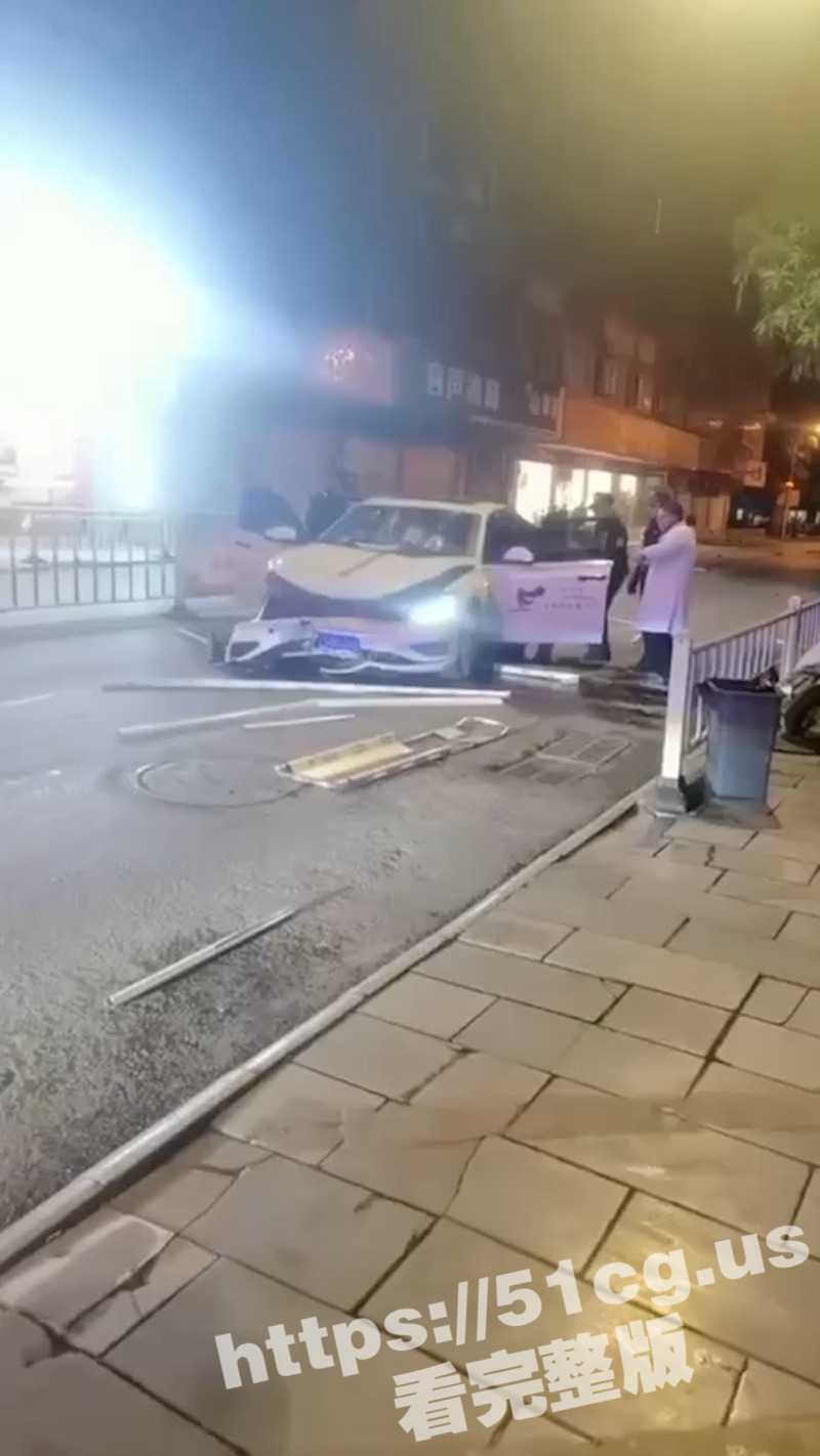 广西河池东兰曲江路重大车祸 小情侣吵架不看路 迎面撞飞路中间护栏 二人 一死一毁容！ - 51吃瓜网-51吃瓜网