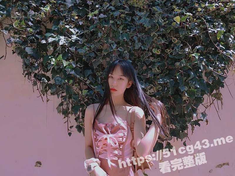 长相很清秀的极品风骚性感美女 化妆师 背着男友私拍诱惑力十足的全裸视频发给自己的男闺蜜-51吃瓜网