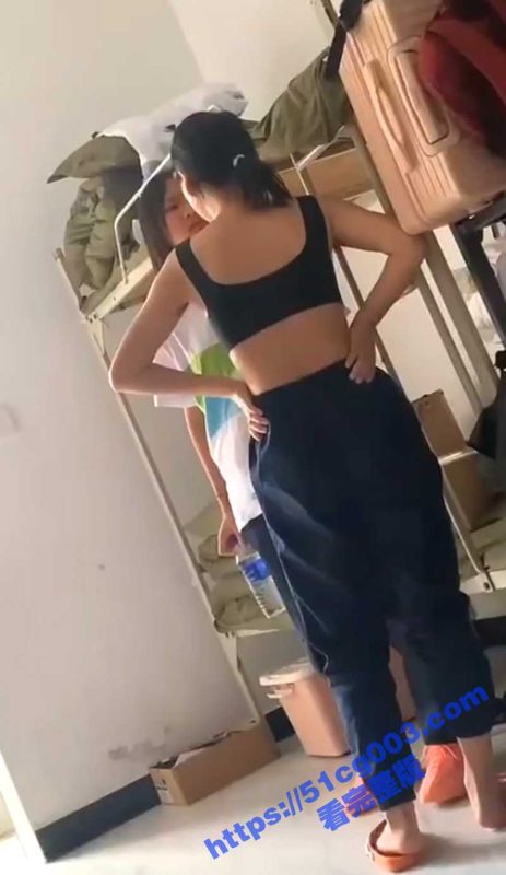 职高技校两女孩打架 竟然身后还有个拉偏架的 黑衣女孩倒地一刻 还是露了胸-51吃瓜网