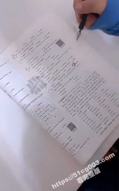 又一起老师和学生的偷情事件 这次换成了补课老师 年轻女老师上课不穿胸罩 直接勾引学生-51吃瓜网