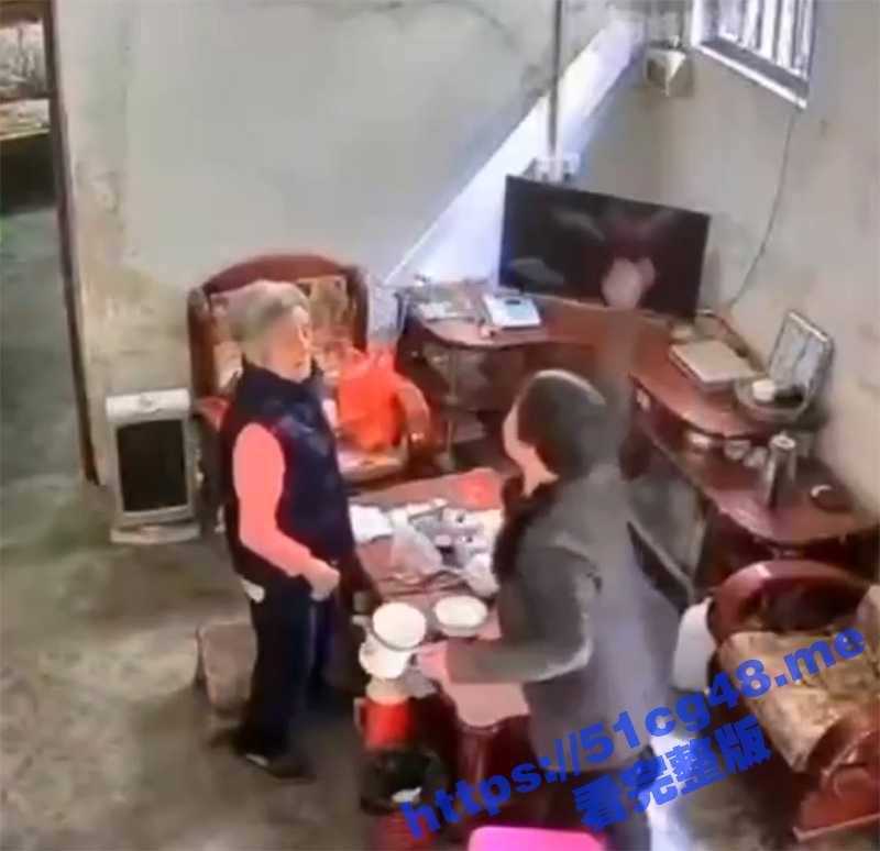 儿媳一巴掌将八旬婆婆扇个四肢朝天 只因送了一顿饭 儿媳与八旬婆婆发生争执 进而大打出手 - 51吃瓜网-51吃瓜网