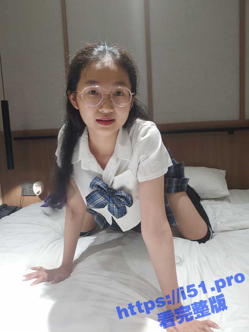 越南眼镜母狗sumslavedog 超喜欢玩约炮3P 拽着两个鸡巴就是舔 前后夹击的爆操才能让她高潮 - 51吃瓜网-51吃瓜网