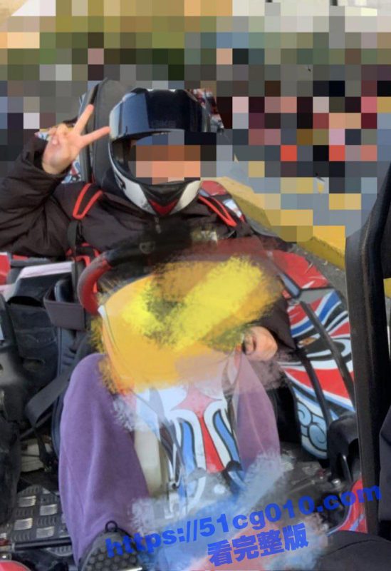 兄妹乱伦！禽兽哥哥趁着开导巨乳亲妹妹的时候 猛的将其扑倒 将大屌插入嫩穴中破处！-51吃瓜网