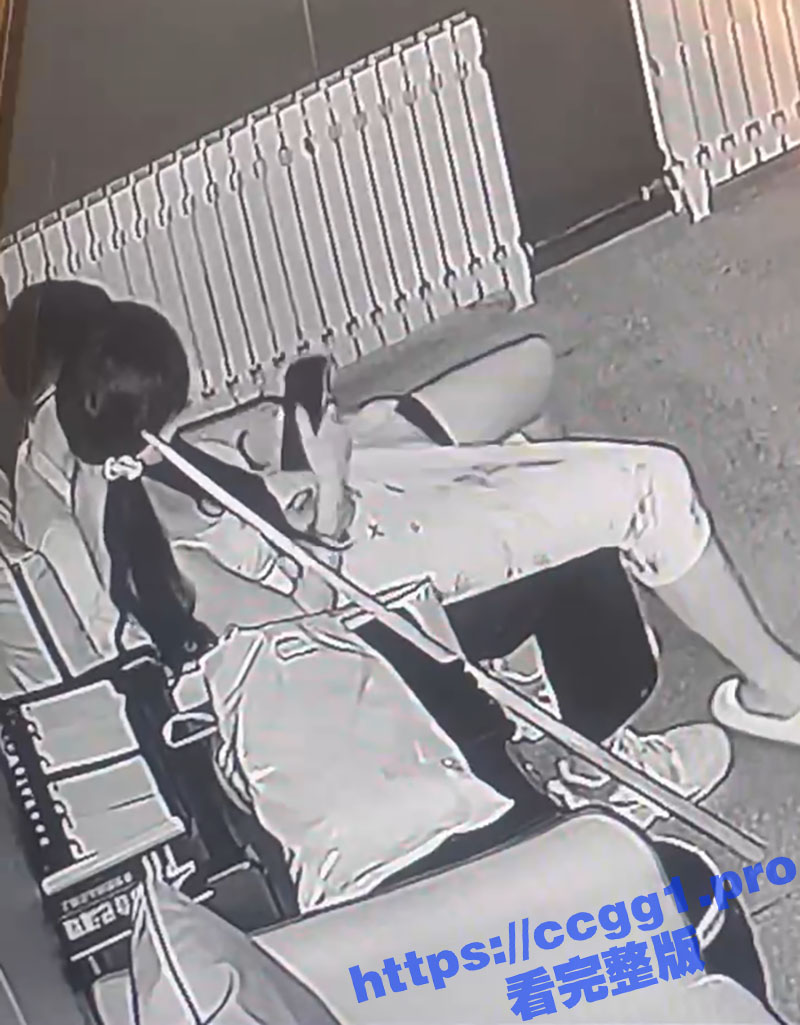 台球厅监控偷拍 一对情侣在小黑屋偷偷抠逼 这哥们手法挺专业啊 但没想到摄像头有红外夜视功能吧 - 51吃瓜网-51吃瓜网