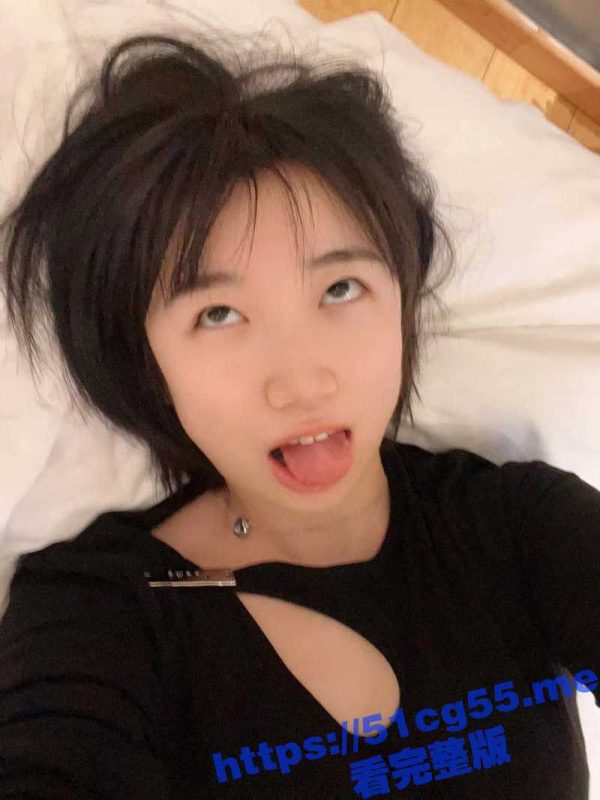 非常清纯的眼镜妹 生活里看着甜美可爱 私下里不好意思买假鸡巴 就用牙刷自慰 果然十个眼镜九个骚啊-51吃瓜网