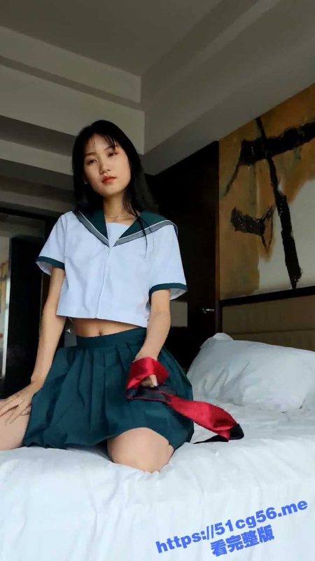 可爱的妹子在摄像头下撅起屁股掰开嫩穴 让摄影师尽情拍摄！-51吃瓜网