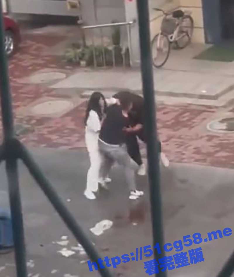 又一起情杀奸夫事件 天津某小区上演现场情杀 疑似妻子出轨小帅哥 被丈夫发现持刀击杀 真是红颜祸水啊 - 51吃瓜网-51吃瓜网