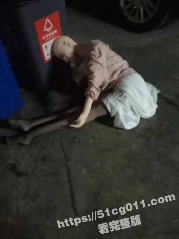 成都龙腾苑小区 哪位瓜友这么狠心把黑丝女友仍了？-51吃瓜网