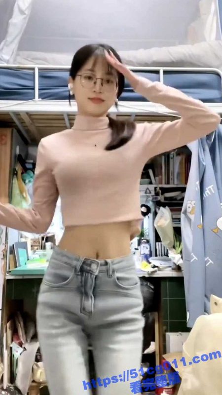 极品颜值眼镜娘大学生 平坦的小腹上纹着黑桃Q 身材纤细修长 穿着婚纱给大屌男操 这才是好母狗啊-51吃瓜网