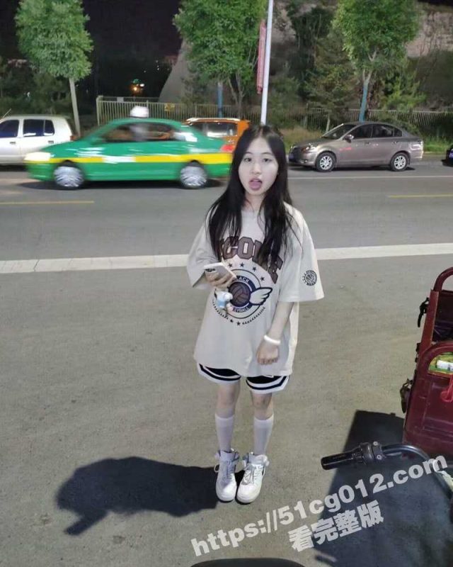 兰州反差萌妹 与男友裸聊口交的视频流出 可爱嫩妹在卫生间里时不时露出小穴勾引男友 十分反差!-51吃瓜网