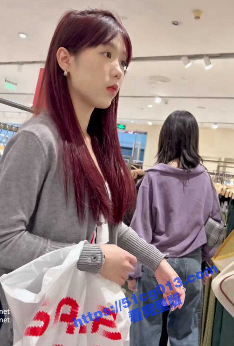 尾随街拍抄底红发气质包臀短裙小姐姐！长相清纯漂亮！性感小内内都卷边边了！ - 51吃瓜网-51吃瓜网