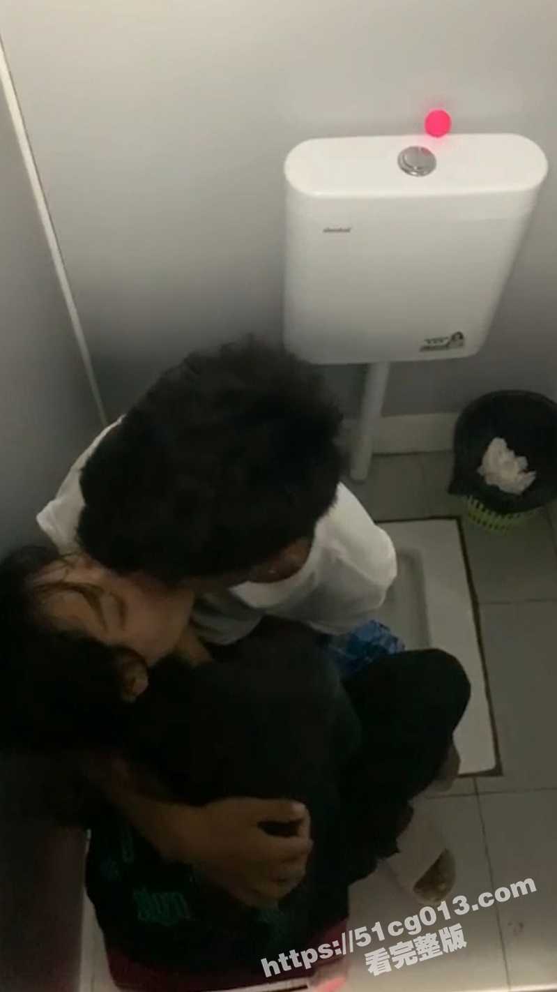 一对情侣藏在厕所调情打炮 被路人发现偷拍记录 不得不说这位仁兄舔功一流啊! - 51吃瓜网-51吃瓜网