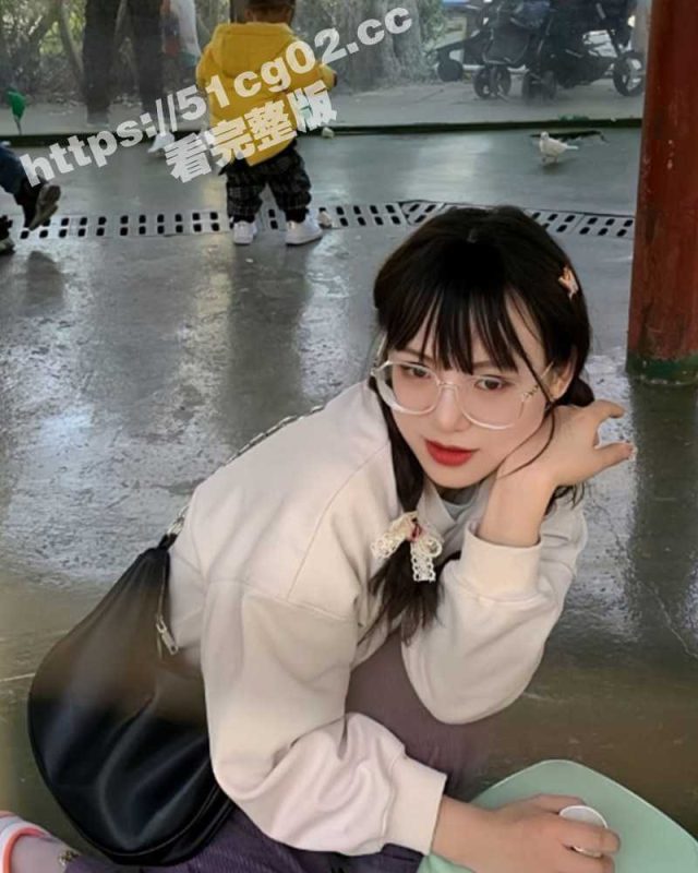 高颜值白皙美乳反差婊嫩妹 经常自拍丝足给男友看 帮男友舔鸡巴非常起劲 口交技能拉满-51吃瓜网