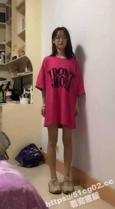 成都大二清纯眼镜小母狗 徐帆 放暑假在家寂寞难耐和男友裸聊 站着扣逼又蹦又跳 真是个勾人的小妖精呢-51吃瓜网