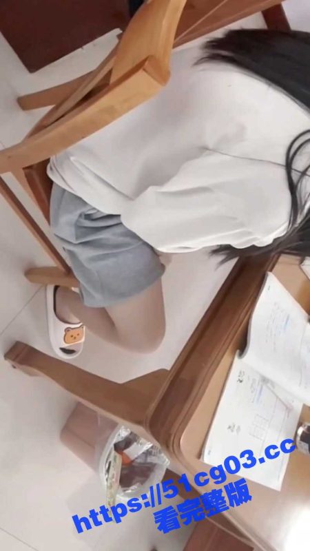 强奸正在写作业的妹妹 干到一半老妈竟然上楼 最惊心动魄的一次！-51吃瓜网