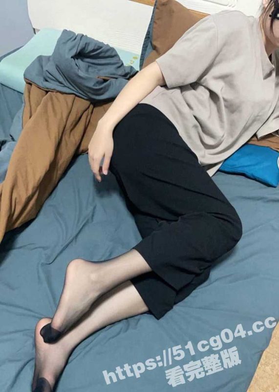 海角乱伦 亲儿子必须要尝试一次黑丝大奶老妈的库里丝 妈妈的骚逼 张叔能操 儿子当然也必须可以操！-51吃瓜网