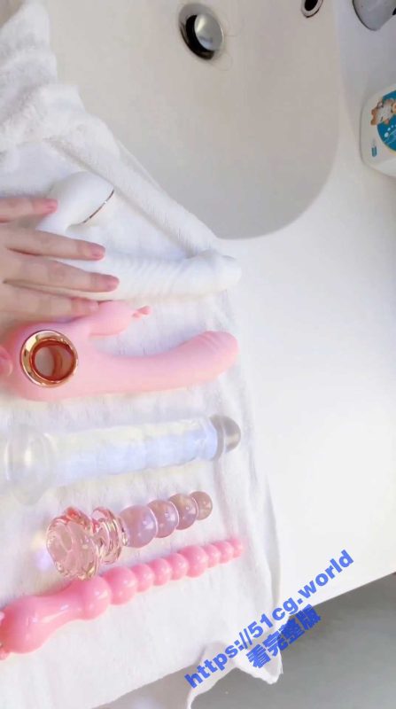 顶级露出艺术家『娜娜』最新脱衣裸舞洗澡紫薇篇 肆意玩弄青春肉体 逼脸同框-51吃瓜网