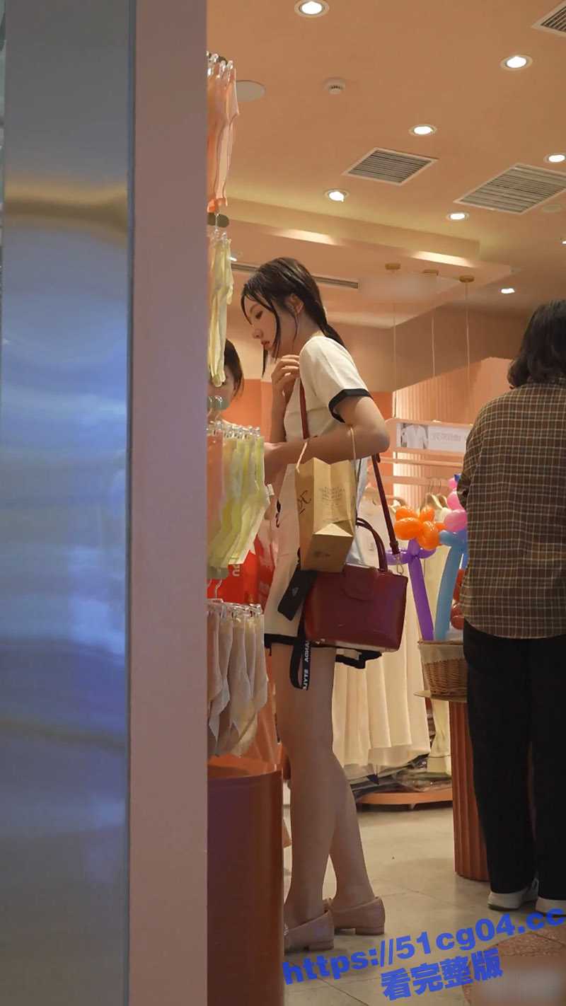 尾随抄底偷拍 清纯网球裙小姐姐 裙边随风飘扬差点发现 开衩吊带裙性感肉丝 一股青春的味道 - 51吃瓜网-51吃瓜网